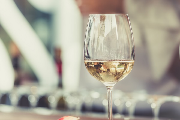 verre de vin blanc la cave du temple